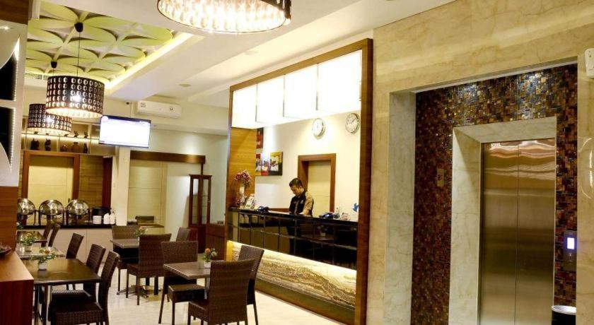 מנאדו Biz Boulevard Hotel מראה חיצוני תמונה