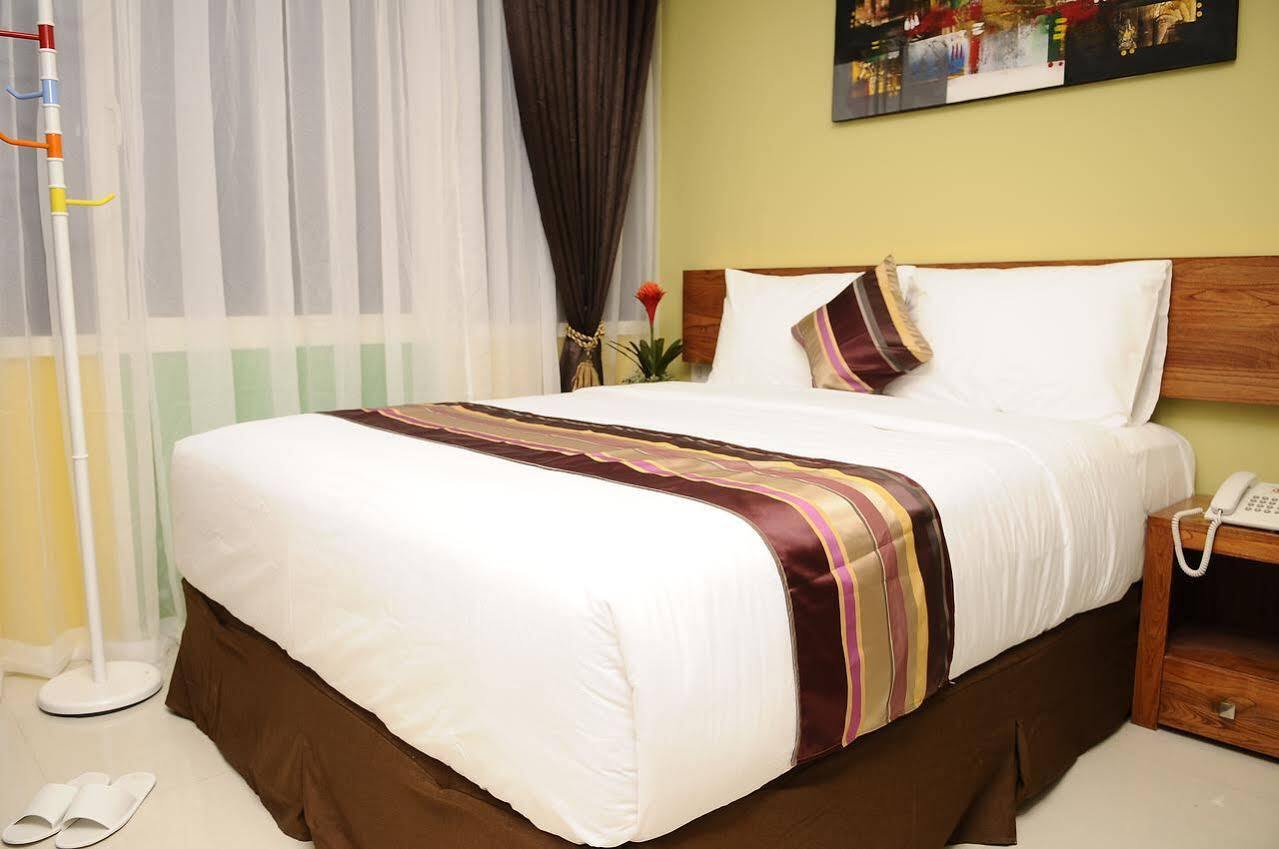 מנאדו Biz Boulevard Hotel מראה חיצוני תמונה
